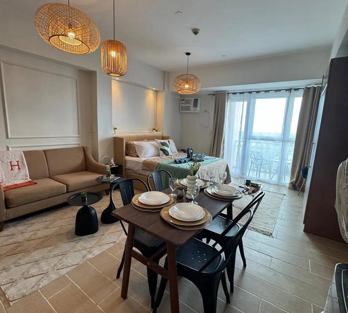 Cozy Staycation Venice With Balcony Mckinley Near Bgc Manila