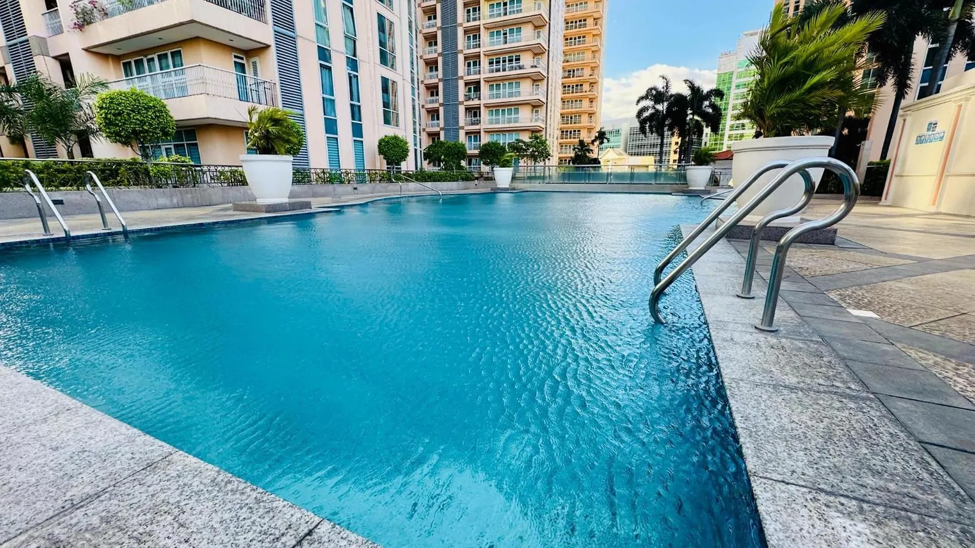 Cozy Staycation Venice With Balcony Mckinley Near Bgc Manila Philippines