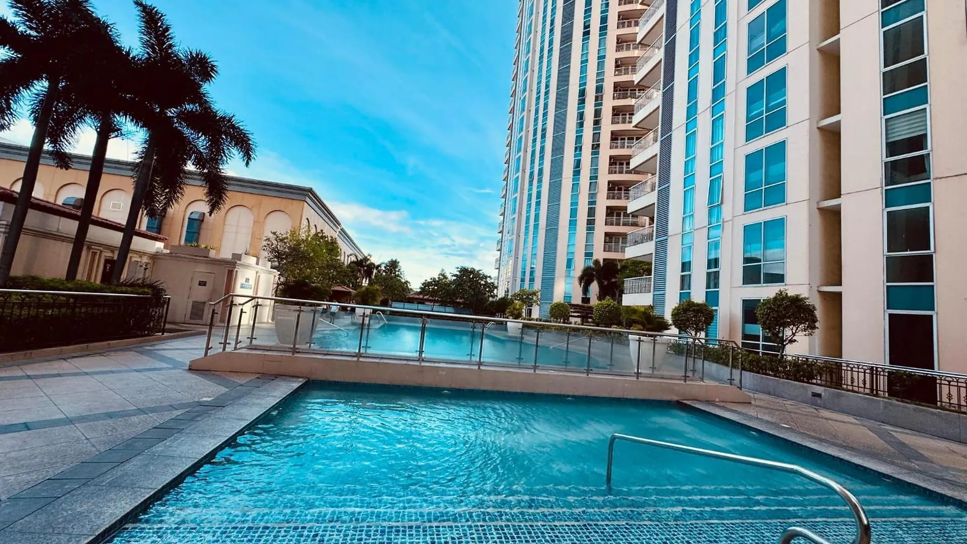Cozy Staycation Venice With Balcony Mckinley Near Bgc Manila Apartment