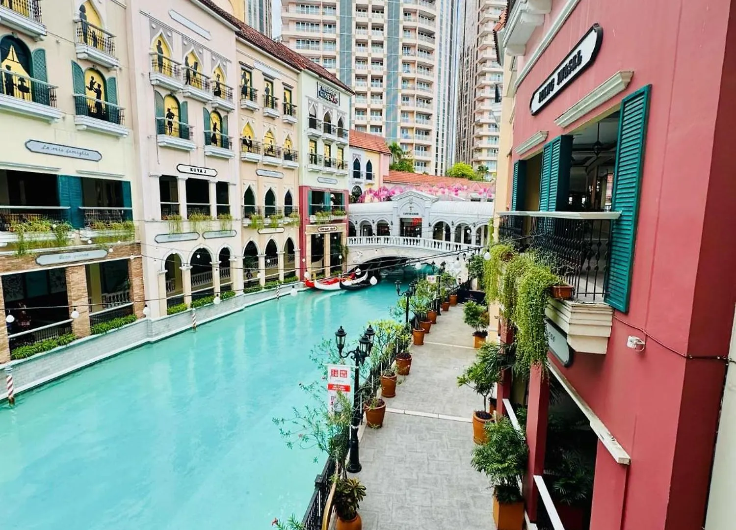 Apartment Cozy Staycation Venice With Balcony Mckinley Near Bgc Manila Philippines