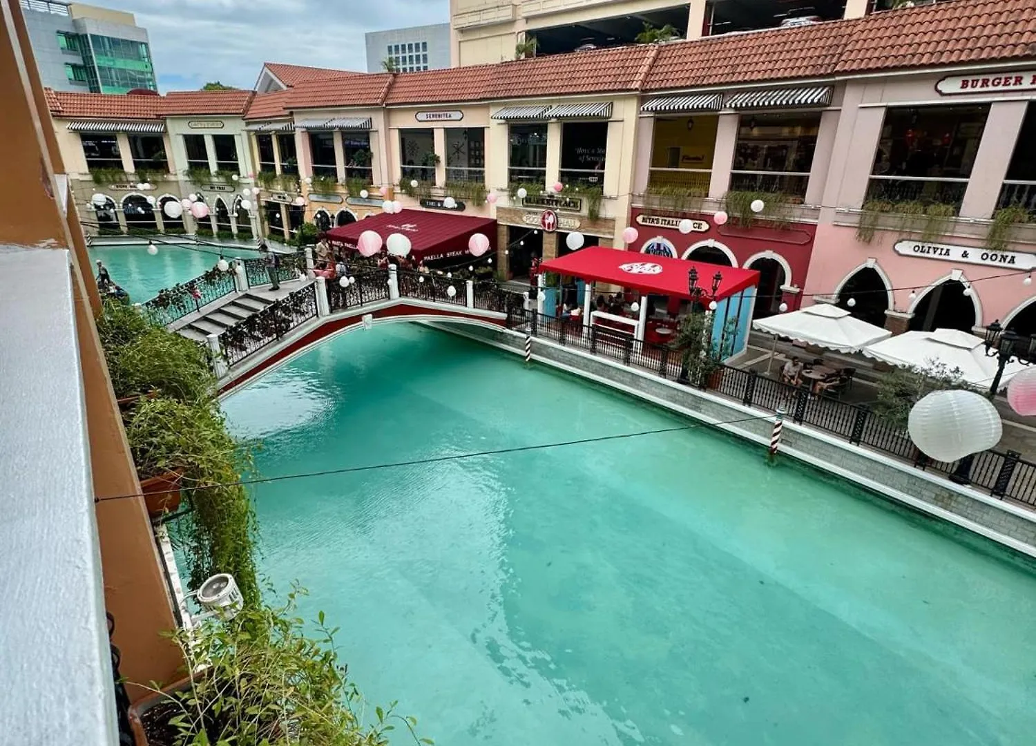 Apartment Cozy Staycation Venice With Balcony Mckinley Near Bgc Manila
